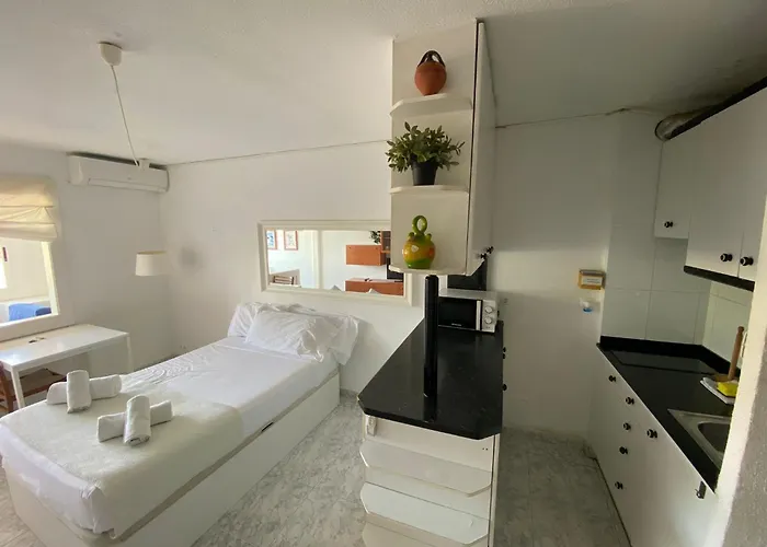 The Moon By Hello Homes * 锡切斯